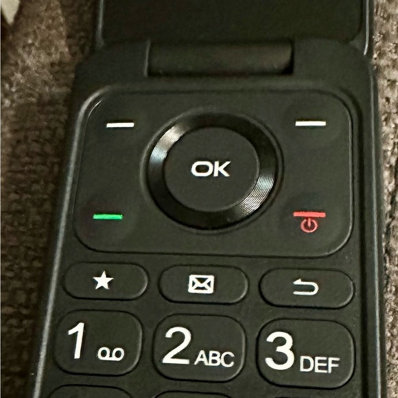 TCL flip phone NEW - Picture 4 of 5